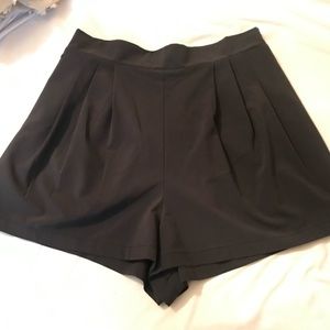 Wayre women’s flow short size large - EUC!